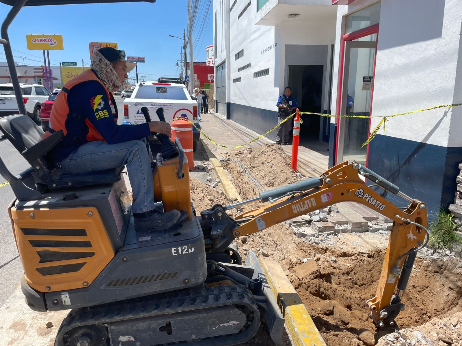 Movimiento de maquinaria pesada y renta de plataformas de elevación JLG